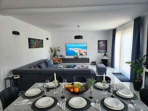 Smart-tv, een open haard, videospelletjes en een dvd-speler