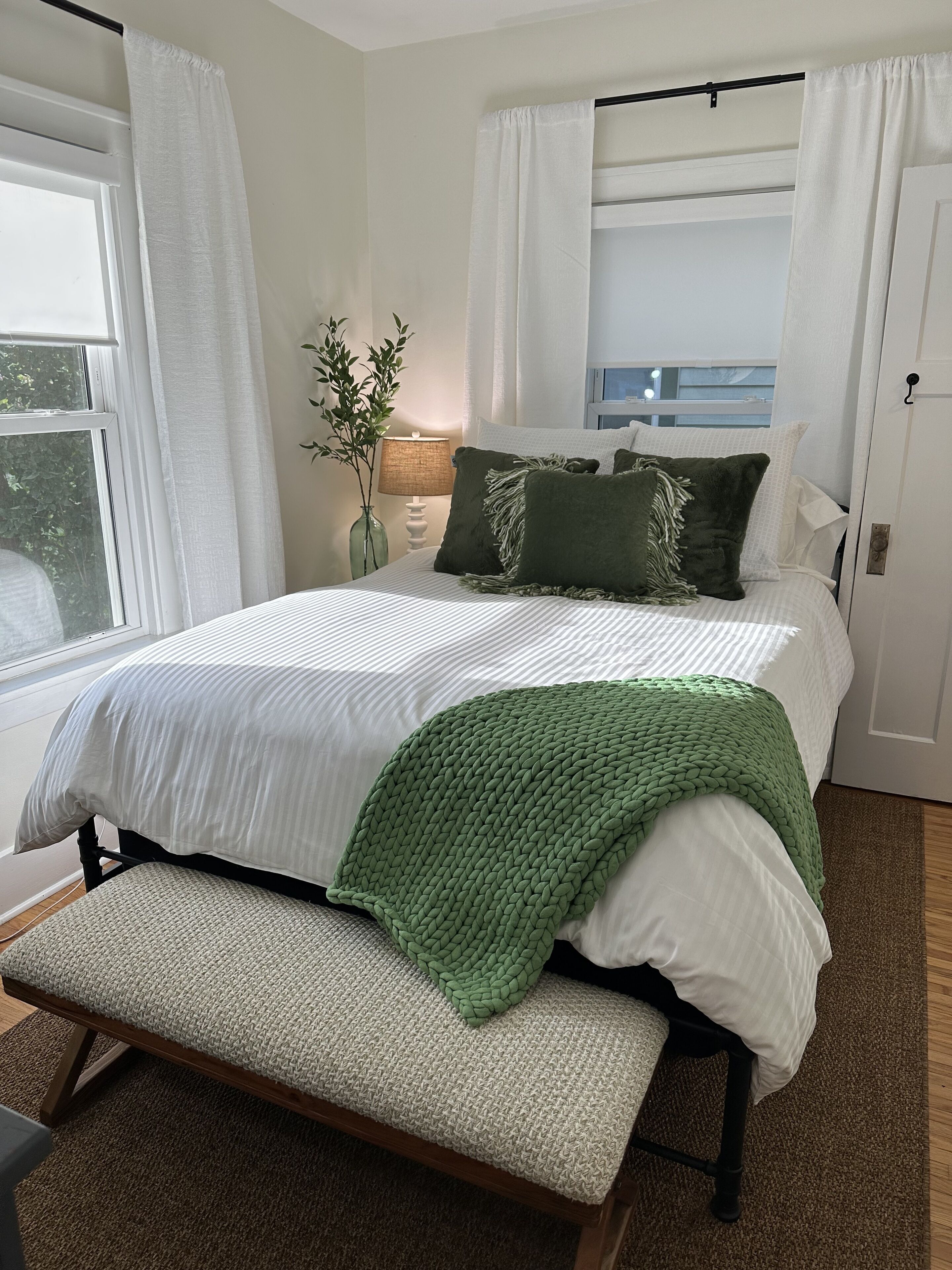 Cozy cottage just five minutes walk to Kinnick Stadium & UI Hospitals & Clinics!