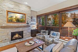 Smart TV, fireplace - Walk across the street to the ski slopes, Walk to Restaurants, Private Shuttle (Steamboat Springs)
