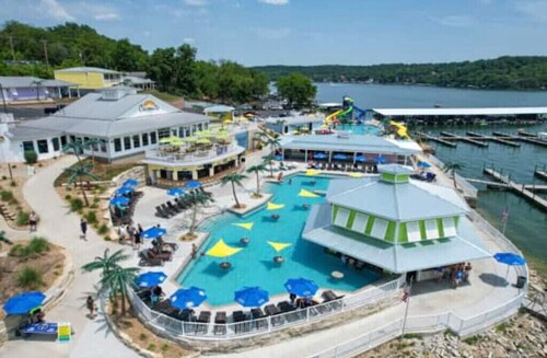 4BR 4BA lake front w/Dock & Kayak across Coconuts