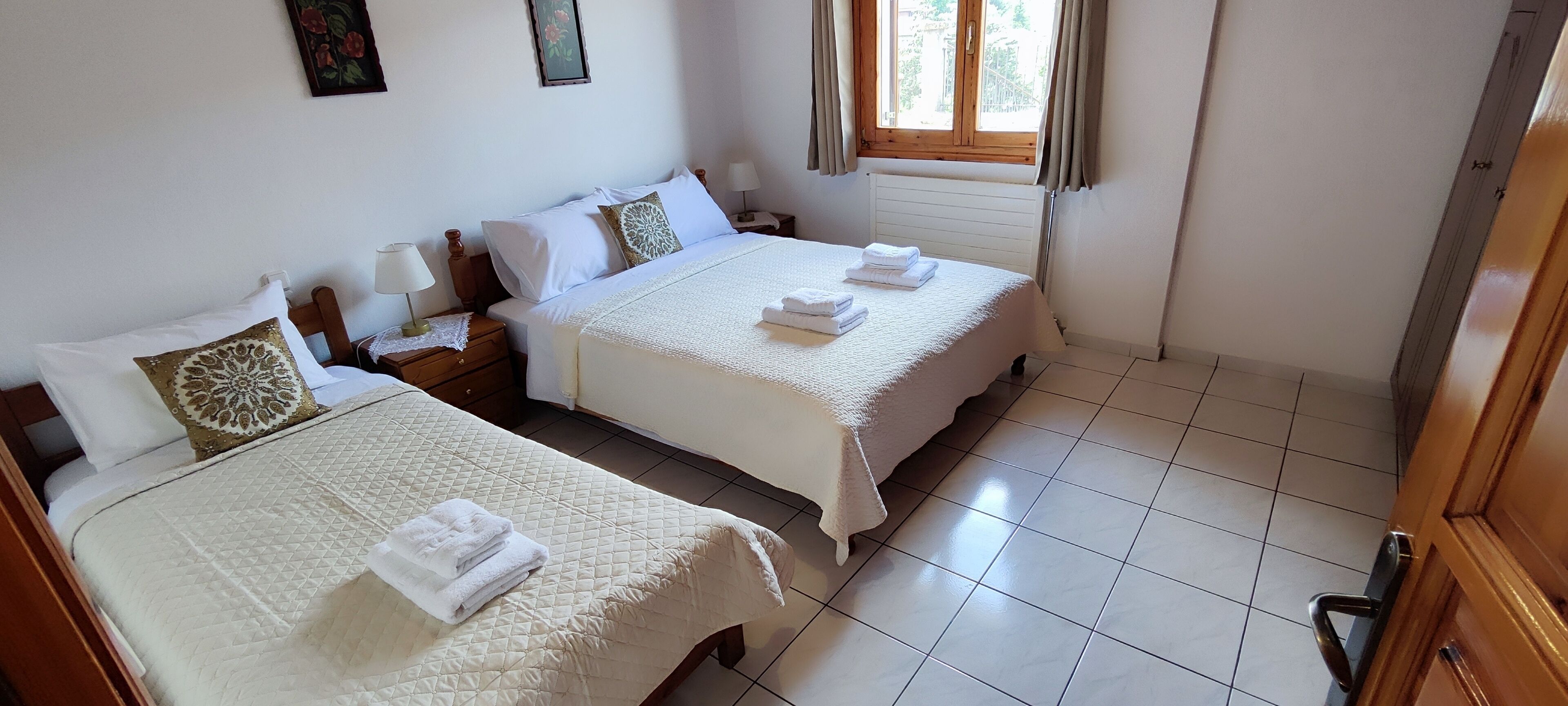 2 chambres, coffres-forts dans les chambres, fer et planche à repasser