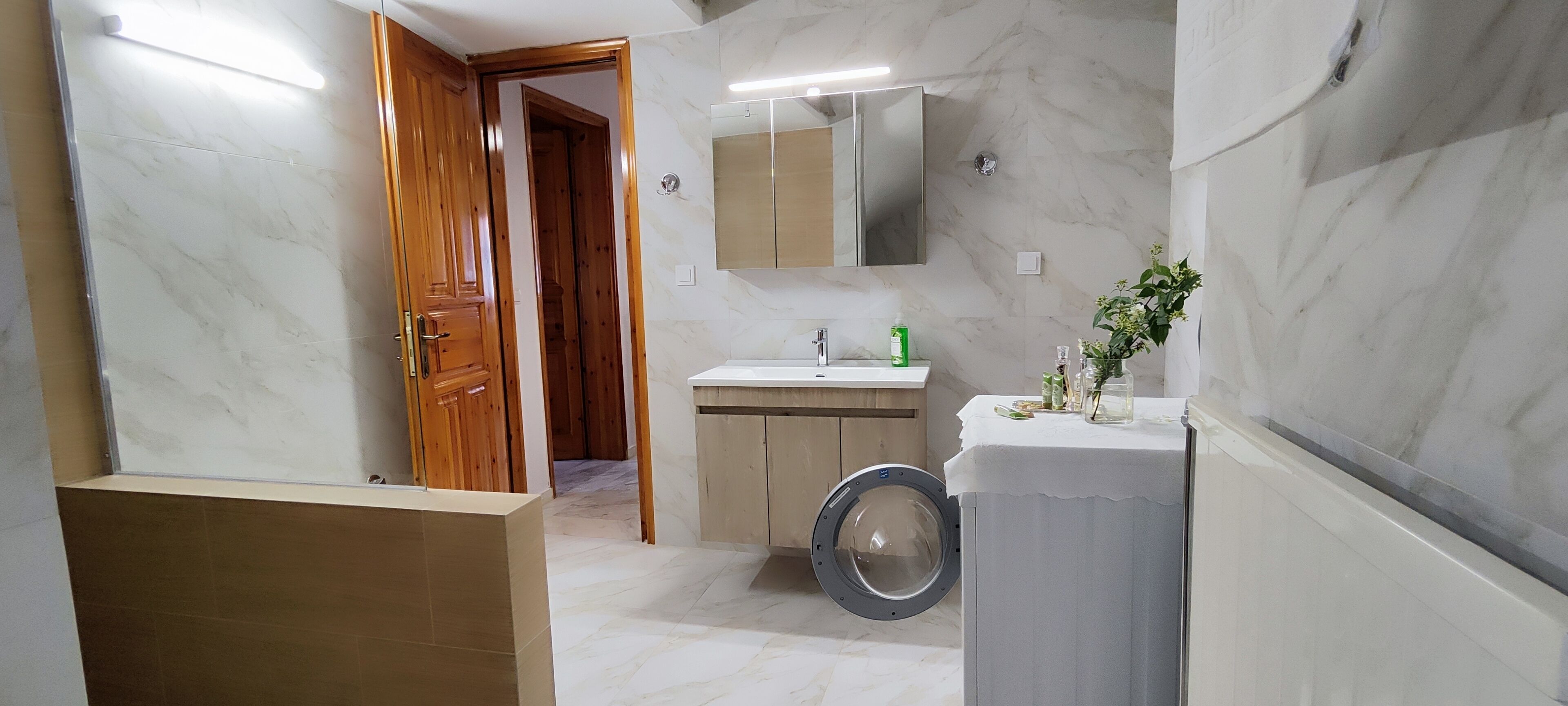 Sèche-cheveux, serviettes fournies, savon, shampoing