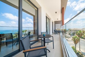 Executive Two-Bedroom Apartment with Sea View | Premium bedding, minibar, in-room safe, soundproofing - Waterside (Paphos)