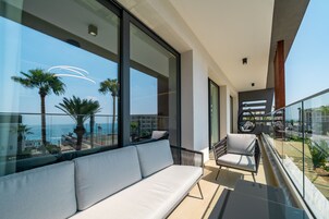 Executive One-Bedroom Apartment with Sea View | 高档床上用品、迷你吧、客房内保险箱、隔音