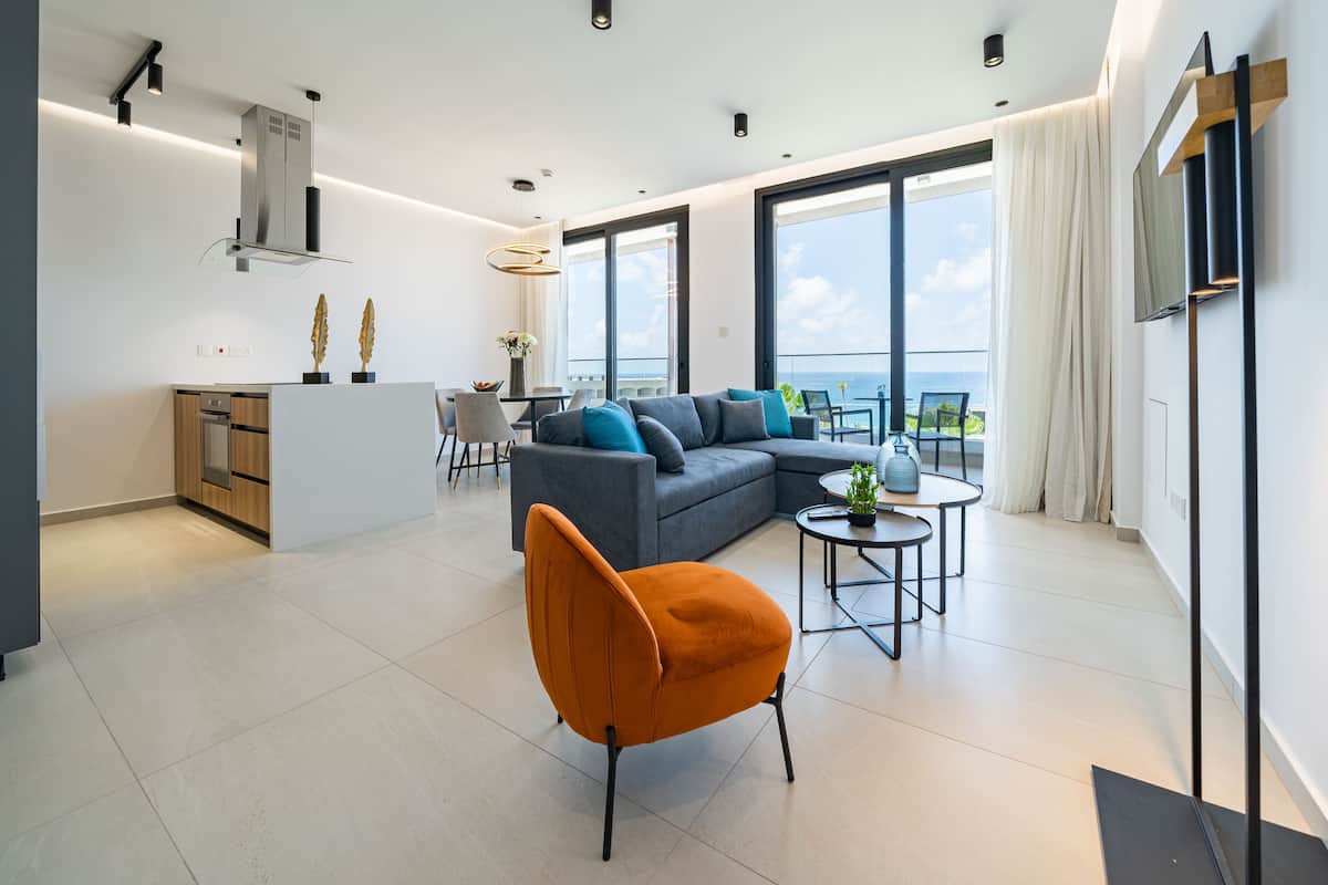 Executive Two-Bedroom Apartment with Sea View | 高級寝具、ミニバー、セーフティボックス (室内)、防音設備