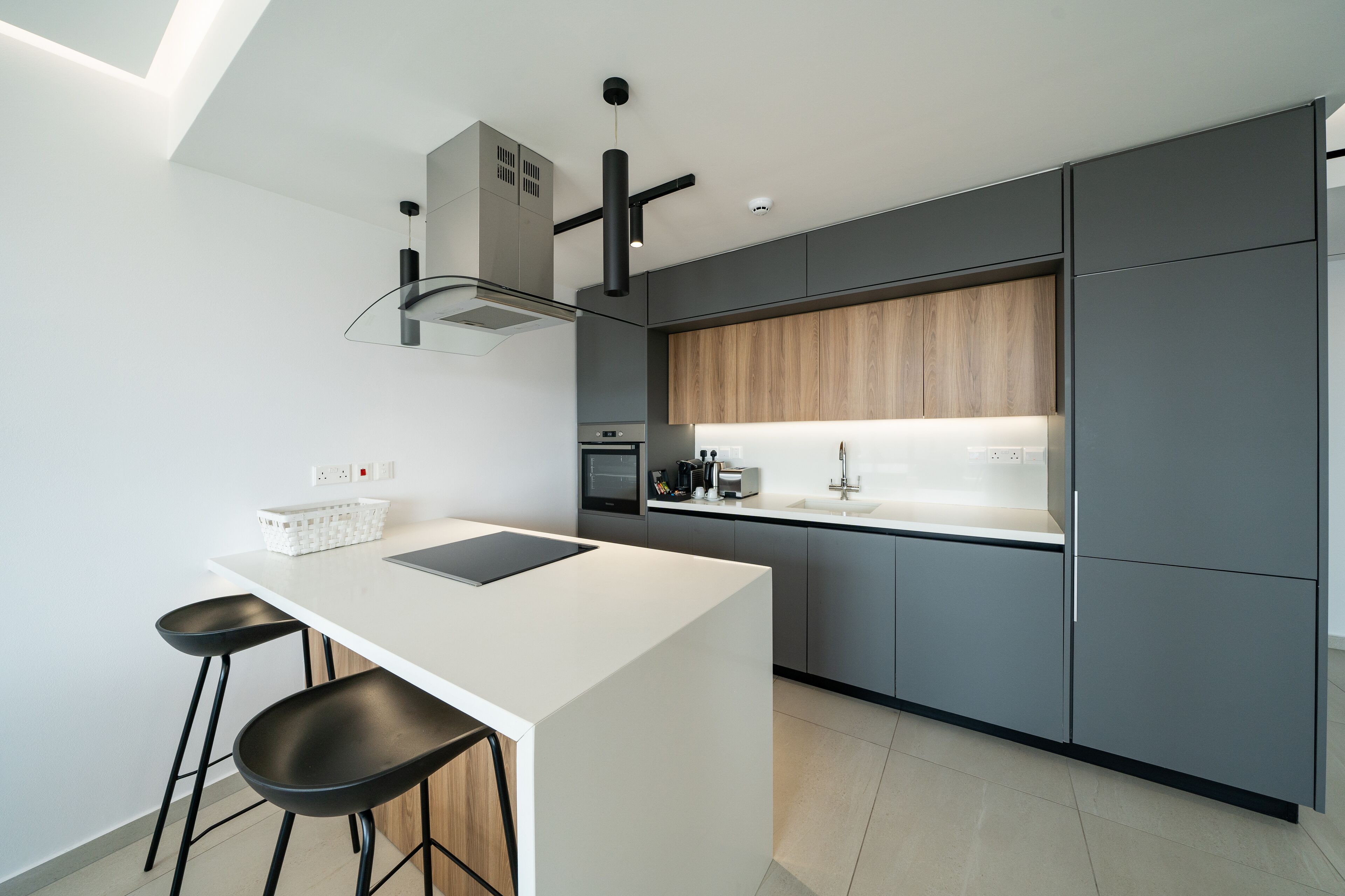 أغطية فراش متميزة وميني بار وخزنة داخل الغرفة وتجهيزات عازلة للصوت