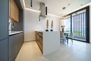 Executive Two-Bedroom Apartment with Sea View | Ropa de cama de alta calidad, minibar, caja fuerte