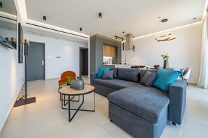 Premium bedding, minibar, in-room safe, soundproofing - Waterside (Paphos)