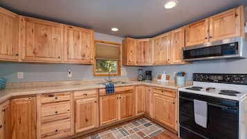 雪櫃、微波爐、焗爐、爐具