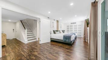 5 habitaciones, tabla de planchar con plancha y cuna de viaje