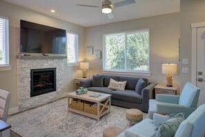 TV, fireplace - Vitamin Sea - Oyhut Bay Seaside Village (Ocean Shores)