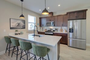 Fridge, microwave, oven, stovetop - Sand By Me - Oyhut Bay Seaside Village (Ocean Shores)