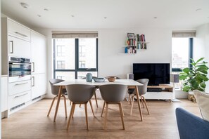 Dining - Modern Brixton Jewel Apartment (London)
