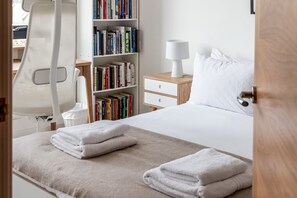 Leilighet – basic, 1 kingsize-seng | 1 soverom, skrivebord for bærbar PC, strykejern/-brett og sengetøy