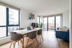 Dining - Modern Brixton Jewel Apartment (London)