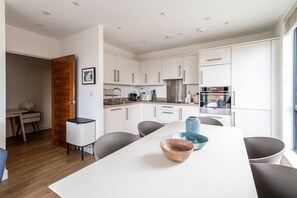 Leilighet – basic, 1 kingsize-seng | Spiseområde