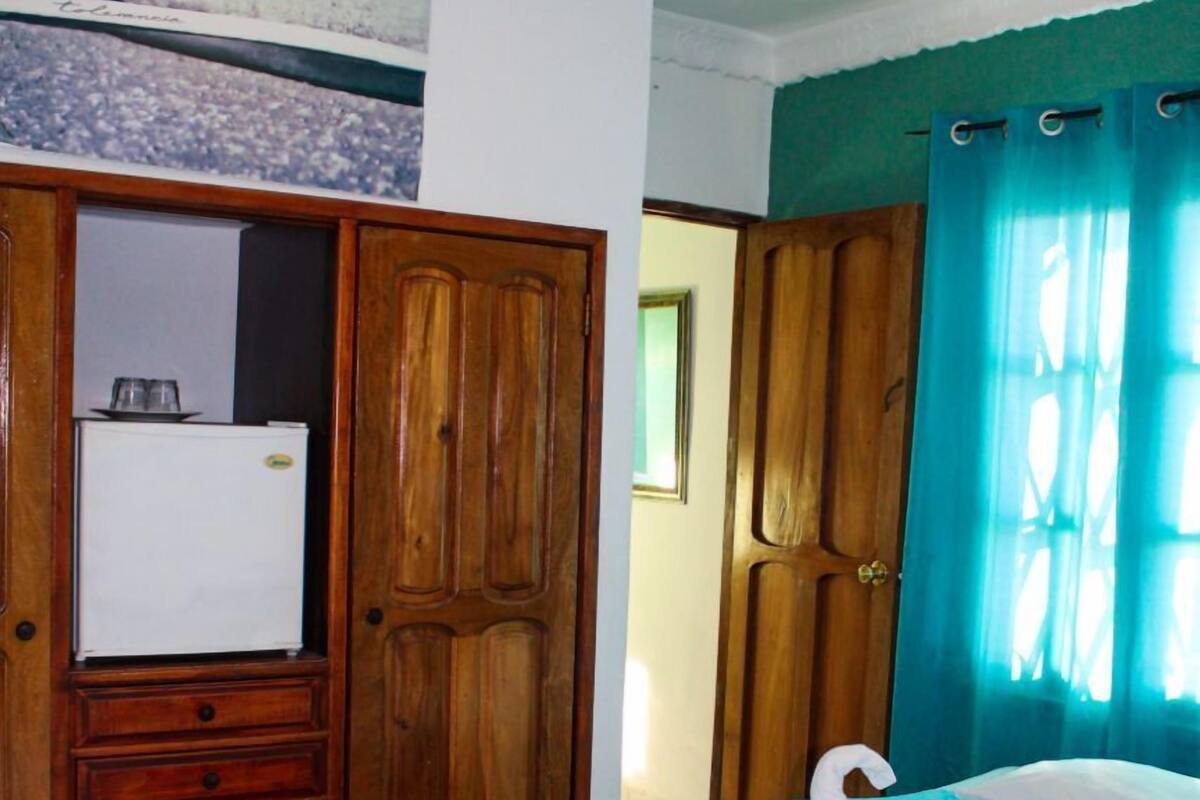 Caja de seguridad en la habitación y tabla de planchar con plancha