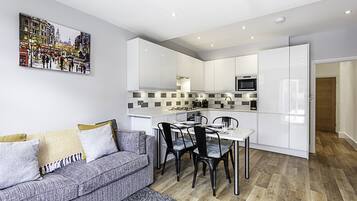 Basic-Apartment, 2 Doppelbetten | Wohnbereich