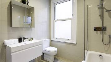 Basic-Apartment, 2 Doppelbetten | Badezimmer