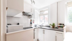 Basic Apartment, 1 Double Bed | Private kitchen - Gorgeous Putney Flat (London)