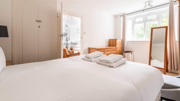 Basic Apartment, 1 Double Bed - Gorgeous Putney Flat (London)