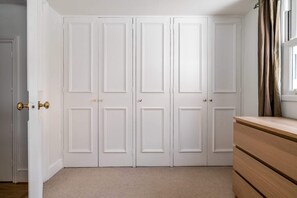 Leilighet – basic, 1 kingsize-seng | 1 soverom, skrivebord for bærbar PC, strykejern/-brett og sengetøy