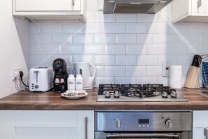 Basic Apartment, 1 King Bed | Private kitchen | Fridge, oven, stovetop, toaster - Charming Wandsworth Common Flat (London)