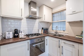 Basic Apartment, 1 King Bed | Private kitchen | Fridge, oven, stovetop, toaster - Charming Wandsworth Common Flat (London)