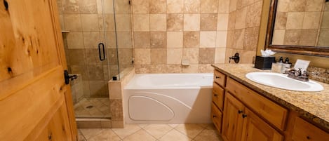 Condo, 1 chambre | Salle de bain | Serviettes fournies, shampooing