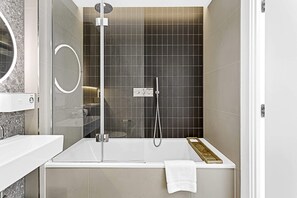 Basic Apartment, 1 King Bed | Bathroom | Hair dryer, towels, soap, shampoo - Gorgeous Clapham Flat (London)