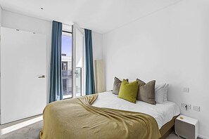 Basic Apartment, 1 King Bed | 1 bedroom, desk, laptop workspace, bed sheets - Gorgeous Clapham Flat (London)