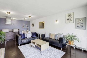 Basic Apartment, 2 Double Beds | Interior - Gorgeous Mile End Flat (London)