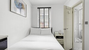 Basic Apartment, 1 Double Bed with Sofa bed | 1 bedroom, desk, laptop workspace, iron/ironing board - Serene Escape in Covent Garden (London)