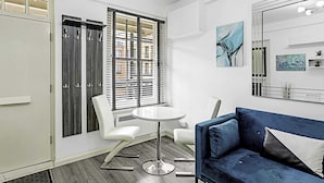 Basic Apartment, 1 Double Bed with Sofa bed | Bathroom | Shower, hair dryer, towels, soap - Serene Escape in Covent Garden (London)