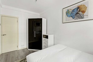 Apartamento básico, 1 cama de casal e sofá-cama | 1 quarto, escrivaninha, espaço de trabalho para notebook