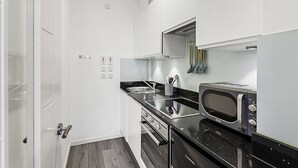 Basic Apartment, 1 Double Bed with Sofa bed | Private kitchen | Fridge, microwave, oven, stovetop - Serene Escape in Covent Garden (London)
