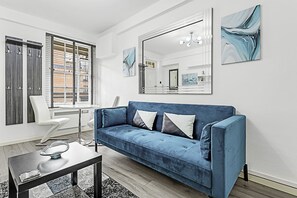 Basic Apartment, 1 Double Bed with Sofa bed | Living area - Serene Escape in Covent Garden (London)