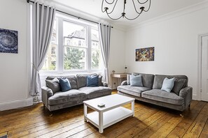 Appartement, plusieurs lits | Coin séjour