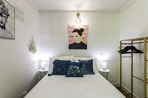 Lägenhet Basic - 1 dubbelsäng med bäddsoffa | 1 sovrum, arbetsyta för laptop, strykjärn/strykbräda och sängkläder