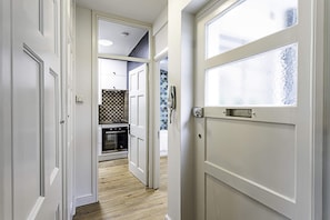 Basic Apartment, 1 Double Bed with Sofa bed | Interior - Stylish Highgate Haven Apartment (London)