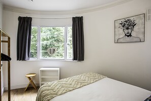 Basic Apartment, 1 Double Bed with Sofa bed | 1 bedroom, laptop workspace, iron/ironing board, bed sheets - Stylish Highgate Haven Apartment (London)