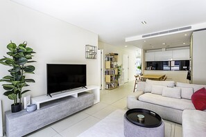 Eenvoudig appartement, Meerdere bedden | Woonruimte | Televisie