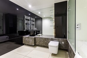 Eenvoudig appartement, Meerdere bedden | Badkamer | Een bad, een haardroger, handdoeken, zeep