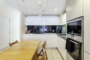 Basic Apartment, Multiple Beds | Private kitchen | Fridge, microwave, oven, dishwasher - Modern Shoreditch Apartment (London)