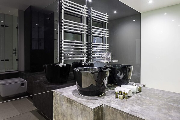 Apartamento básico, várias camas | Banheiro | Banheira, secador de cabelo, toalhas de banho, sabonete