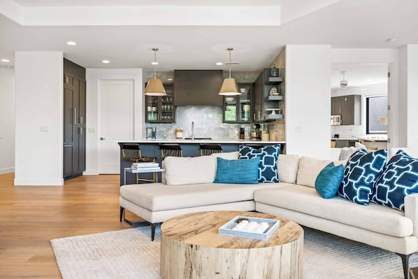 House, 4 Bedrooms | Living area