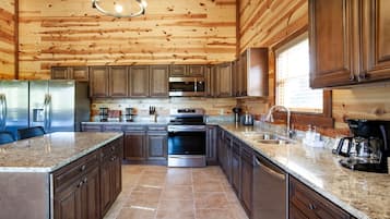 Cabin, 5 Bedrooms | Private kitchen