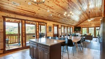 Cabin, 5 Bedrooms | Dining