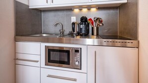A compact kitchen with a built-in microwave, a coffee maker, and a toaster. - 5m from ski slopes, floor -5, view ski slopes, balcony, 25m², Méribel-Mottaret (Méribel - Les Allues)