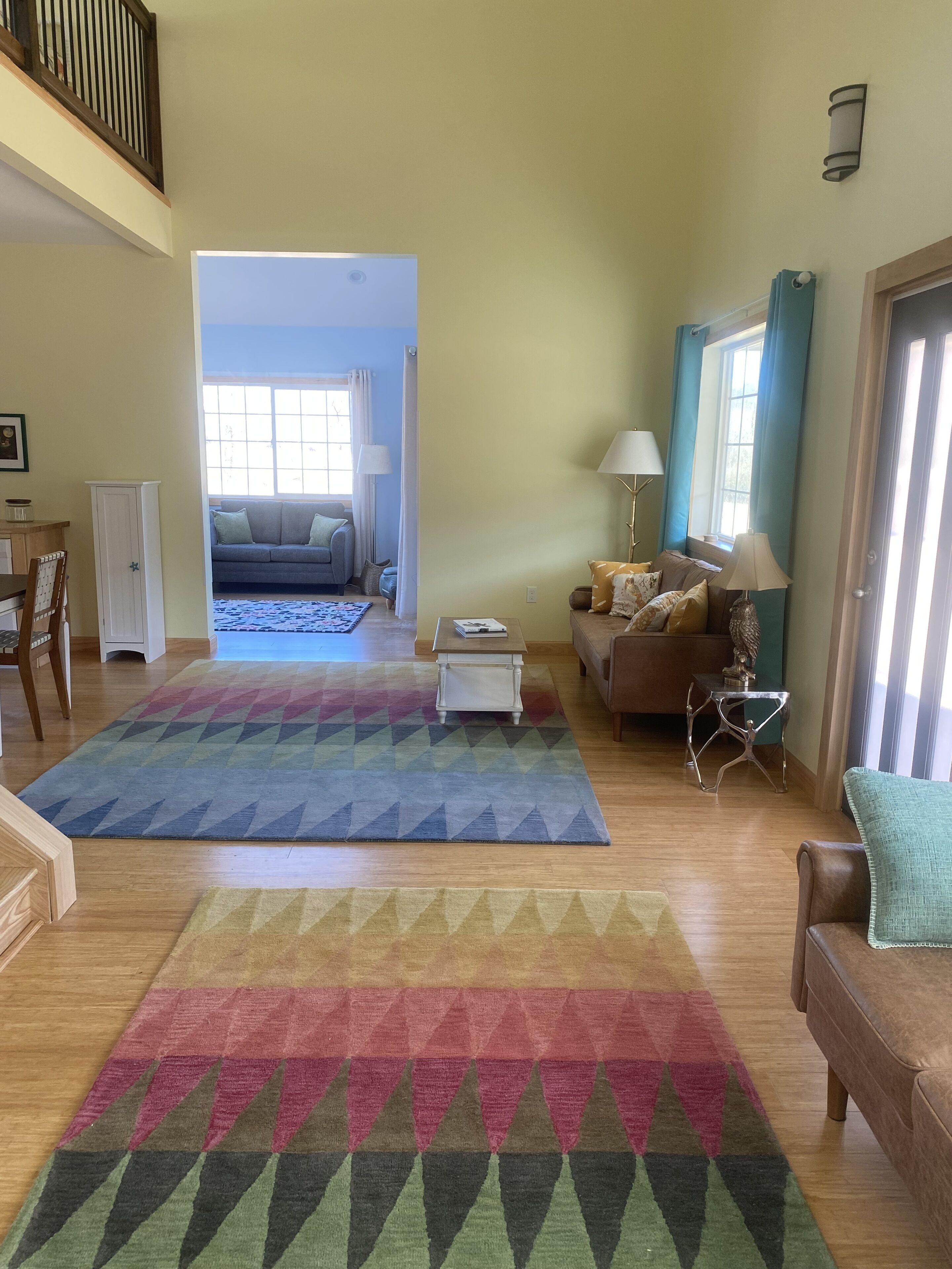 Älytelevisio, takka, pöytätennispöytä, kirjoja